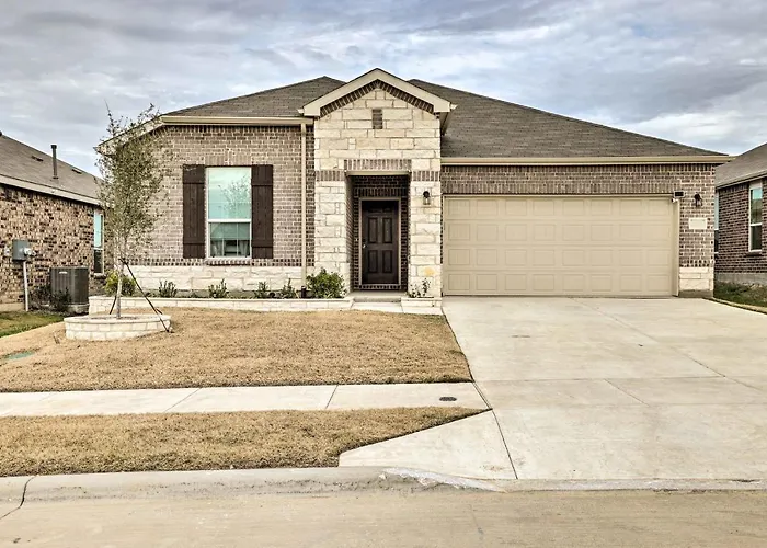 Sleek Fort Worth Home W/ Patio - Pets Welcome!