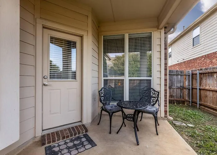 Your Western Comfort Near Stadiums & Downtown