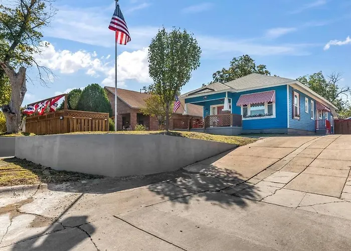 Stockyards Patriot Outpost - Sleeps 8 - Just 3/4 Miles