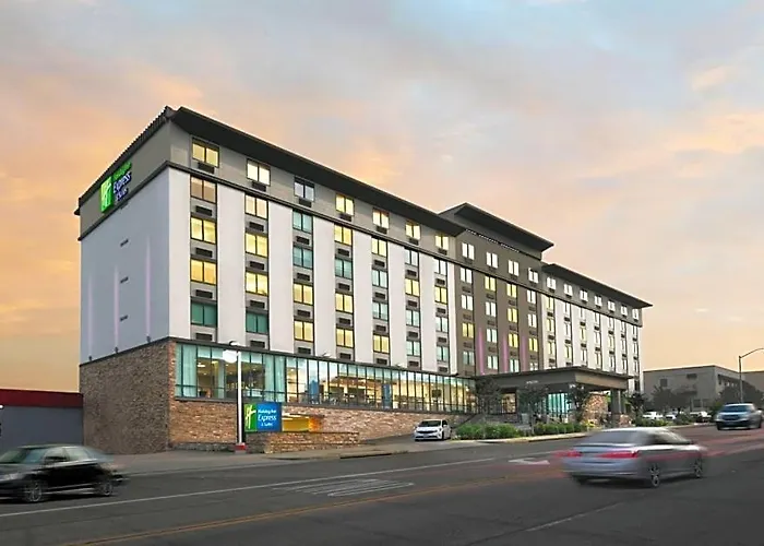 Holiday Inn Express & Suites Downtown