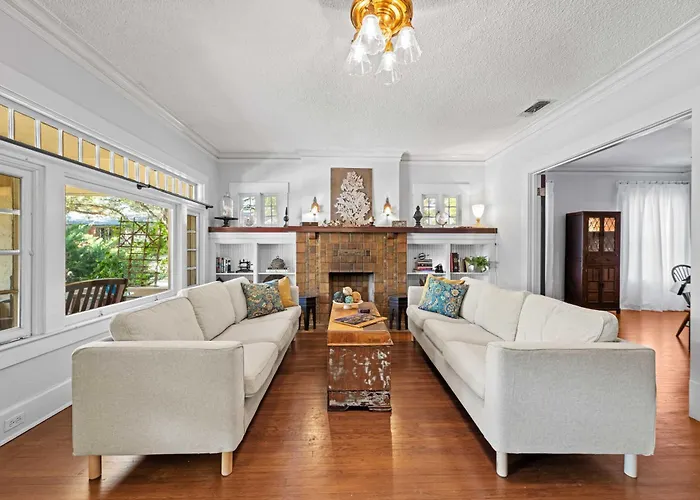 Mistletoe Heights Bungalow