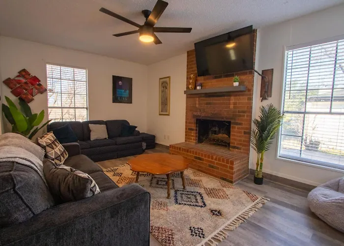 The Wonder Inn - Sleeps 11 Near Tcu