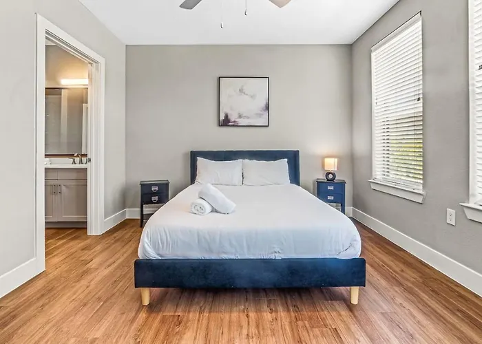 Fascinating 2Bd 2Ba W Beautiful Pool In Fort Worth