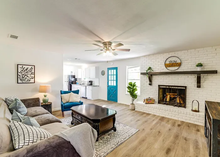 Near Shops & Eats: Commuter-Friendly Fwtx Home