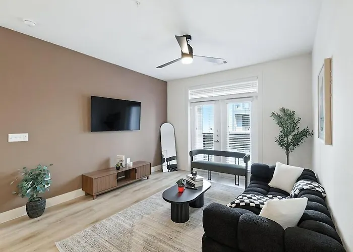 94 Modern 2B2B Near Stockyards, Resort Pool & Gym