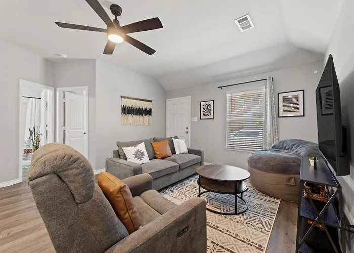 Stylish 2Br -Fenced Yard, Pet Friendly, Near At & T Stadium