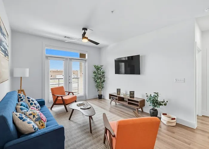 001 Chic 2B Condo, Resort Style Pool & Gym Near Stockyard, 7M To Dickies Stadium, 15M To At&T Stadium