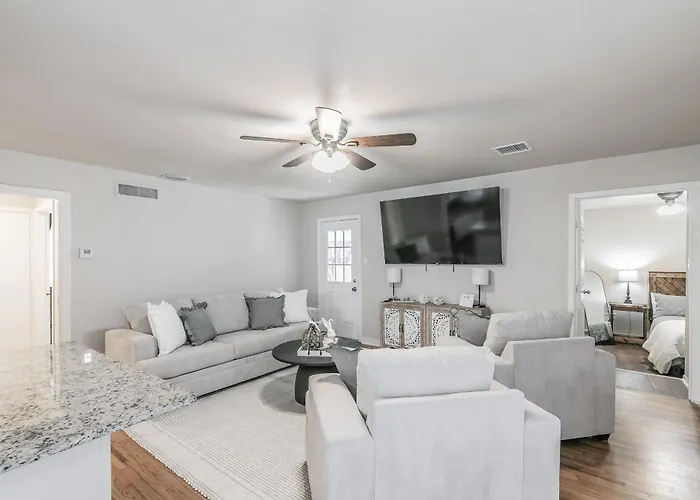 Pet Friendly-Close To Everything-Will Rogers-Tcu-Magnolia-Cultural District-Sleeps 8