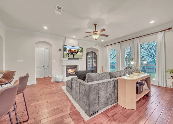 New Luxury Retreat With Skyline Views & Theater