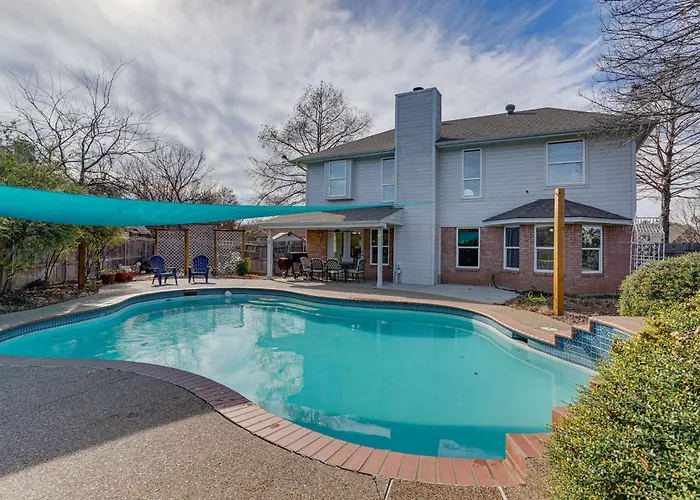 Private Yard & Pool: 3,200-Sq-Ft Gem In Fort Worth