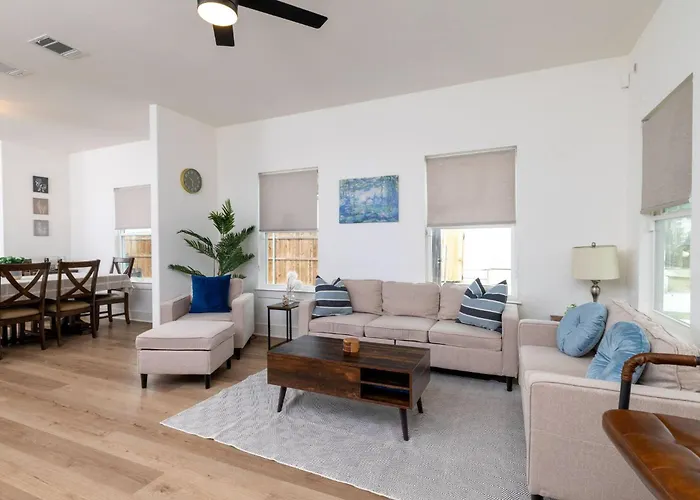 Fenced Yard - Fire Pit - Gated Parking - Workspace
