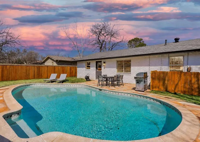 Luxury 4Bed 2Bath Hidden Gem W Backyard Oasis