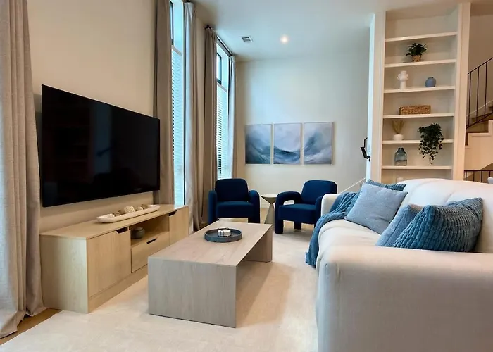 New Lux Townhome Off Magnolia Rooftop Patio