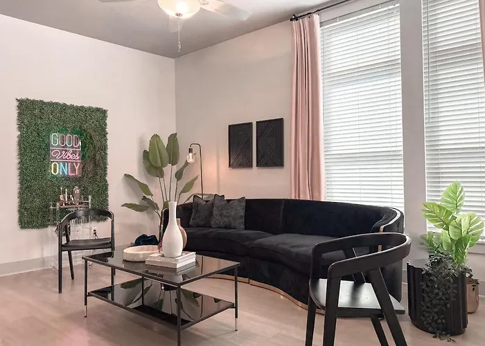 Spacious King 1 Bdrm Central Magnolia Hospital District