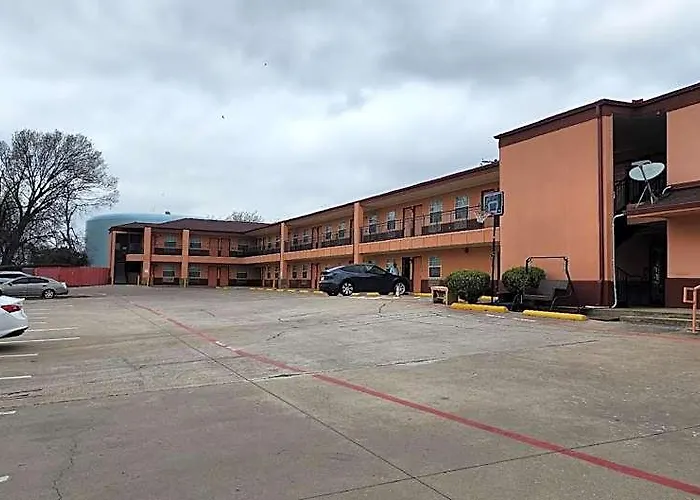 Oyo Benbrook Inn & Suites