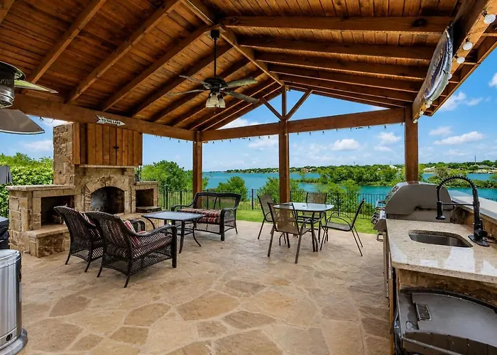 Lakefront Oasis W/Covered Patio + Outdoor Kitchen