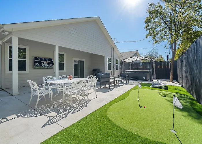 Sleeps 20 In Fort Worth Stockyards With Hottub & Minigolf