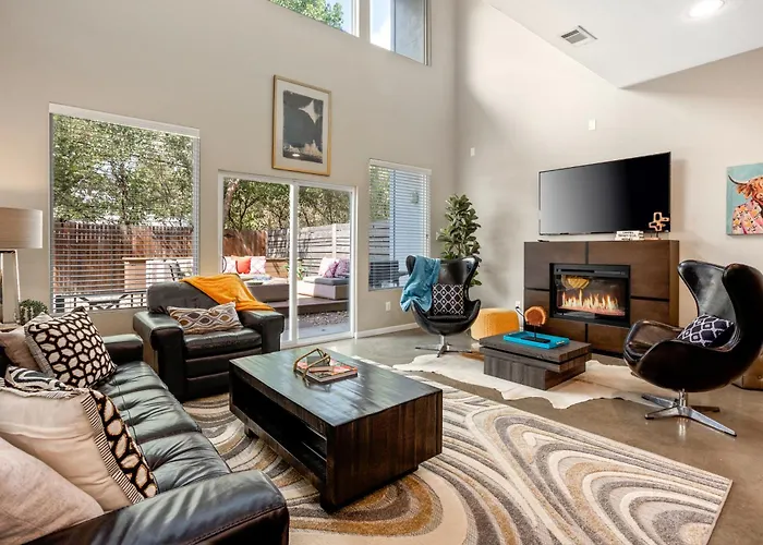 2 Min Walk Dickies Arena Lux Home Parking