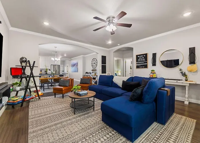 Casa De Solicitas, Near Stockyards, Sleeps 15!