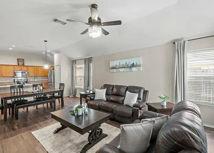Fully Fenced Backyard - Close To Parks & Gardens