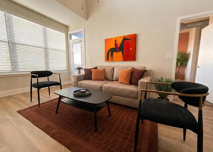 Urban Cowboy Loft - 2 Kings - Walk Downtown - Pool