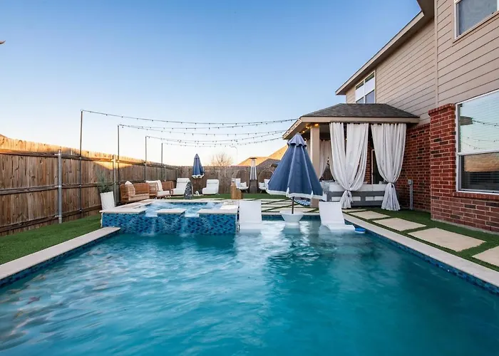 Splash & Stay - Pool, Spa & Movie Nights
