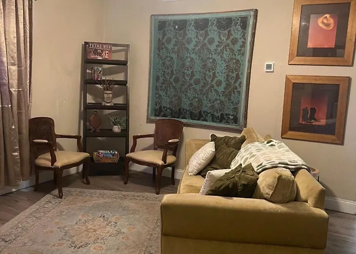 Comfortable 1Br Condo In Downtown