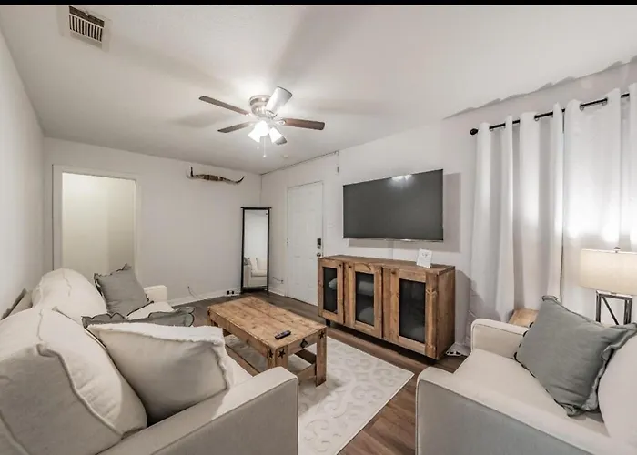 Close To Stockyards - Sleeps 8- Pets Welcome