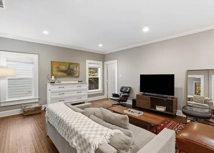 Heights Home - Cozy House With Backyard & Free Parking