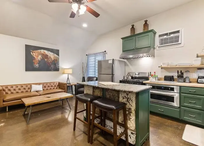 Fort Worth Getaway - Stylish Garage Apartment Near City Attractions