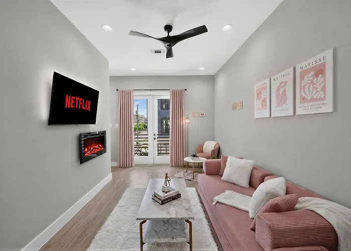 Pink Paradise Chic 2Bd Townhouse