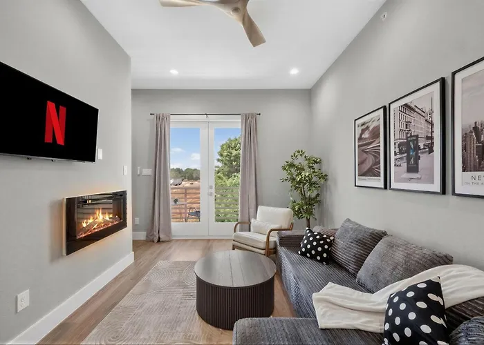 Stylish 2-Story Dual Suite Near Downtown Fw