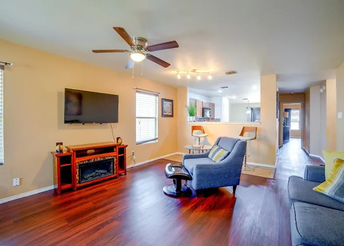 Fenced Yard, Workspace, Garage: Ft Worth Home Base