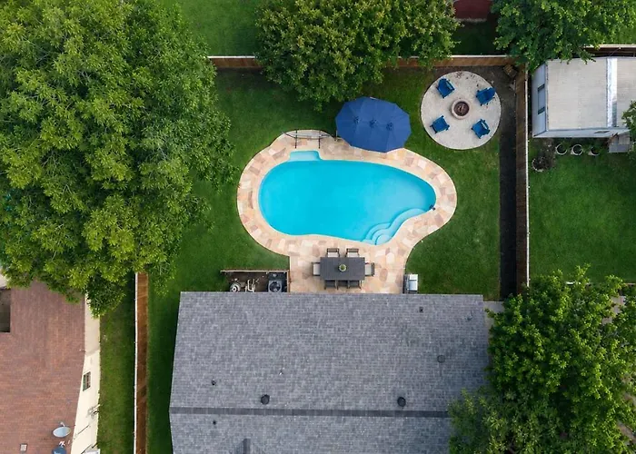 Modern Nrh Retreat Pool Bbq & Sleeps 10